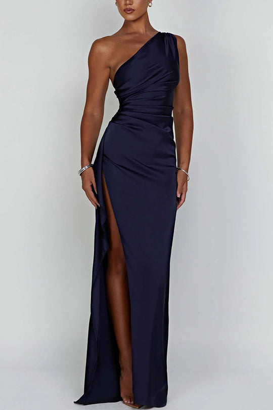 LB | Fits Your Curves Satynowa sukienka maxi na jedno ramię z drapowaniem i rozcięciem