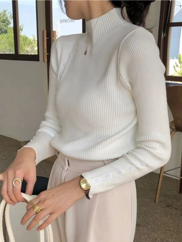 LB | MW - Elegancki sweter z ozdobnymi guzikami i stójką