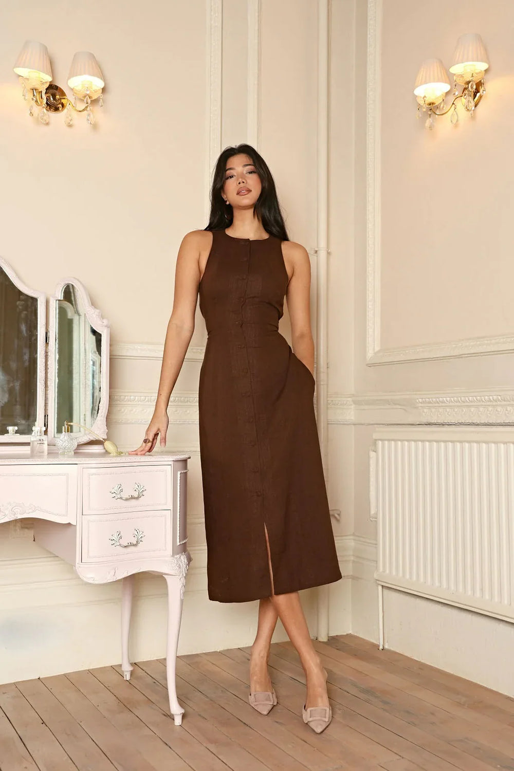 LB | Sukienka midi bez rękawów z zapięciem na guziki w eleganckim stylu