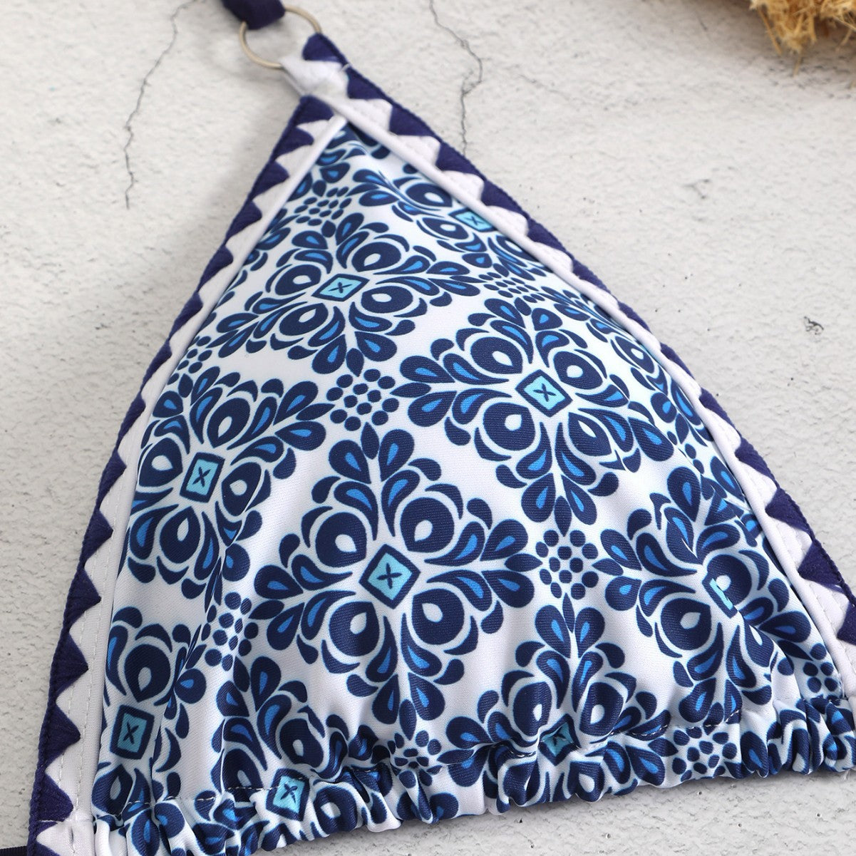 Wypolerowany i figlarny Bikini