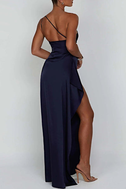 LB | Fits Your Curves Satynowa sukienka maxi na jedno ramię z drapowaniem i rozcięciem